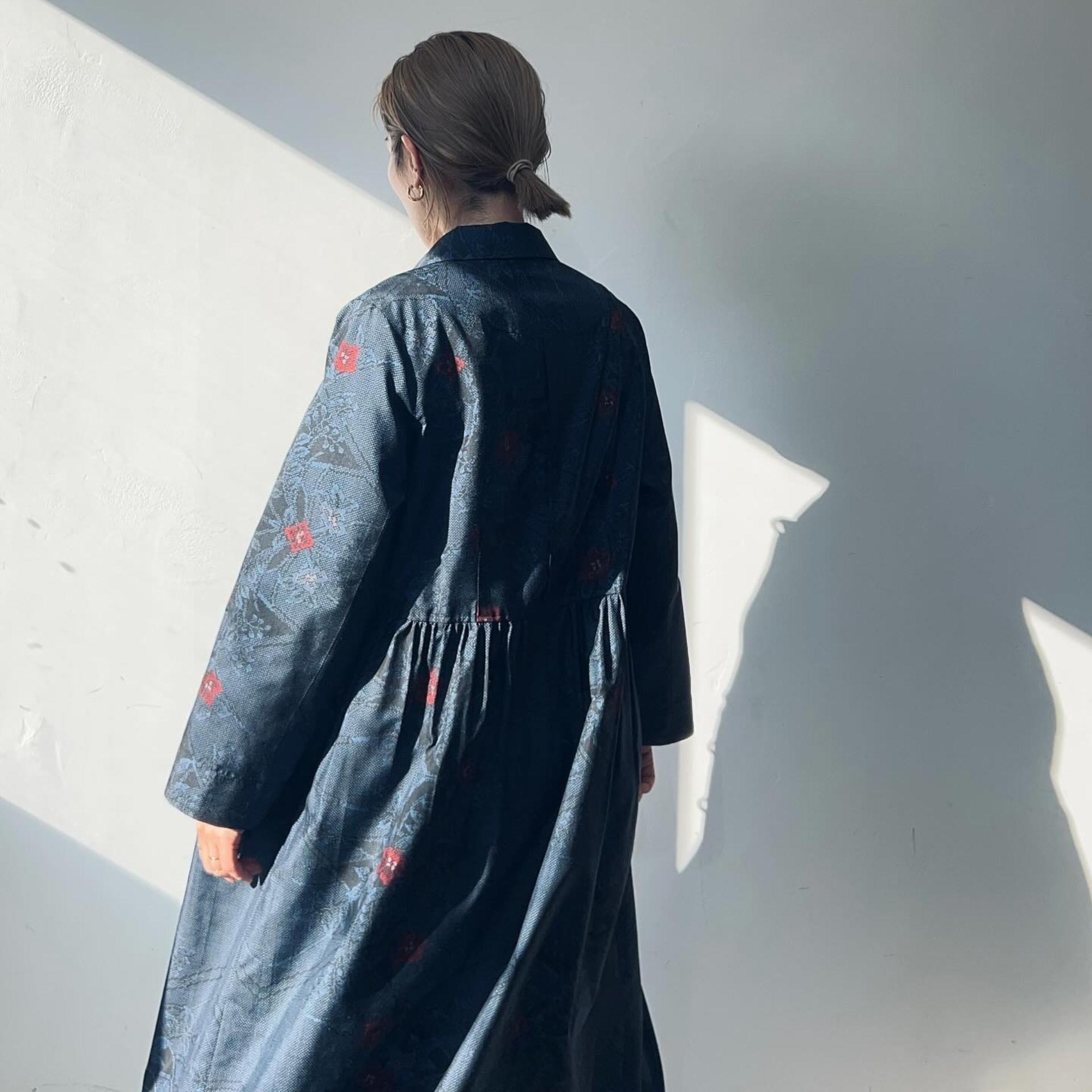 リメイクした着物を着た女性の画像